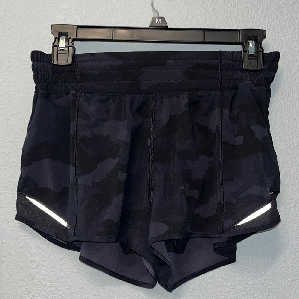 Lululemon women’s black camo hotty hot high rise shorts